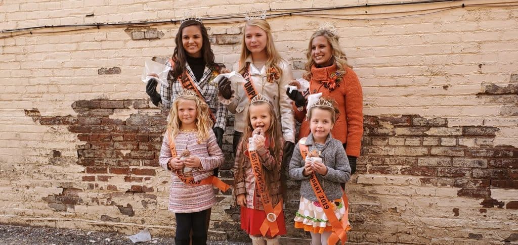 Miss Pumpkin Show, Little Miss and their Court trying Lindsey's Donuts