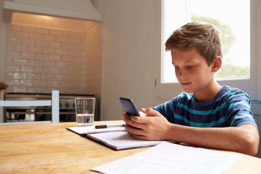 Managing Screen Time While Kids Are Home From School