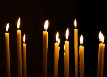 Prevent candle wax from sticking to a candleholder