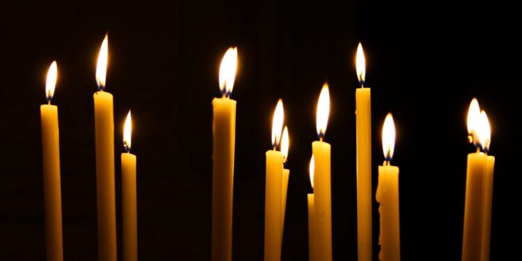 Prevent candle wax from sticking to a candleholder