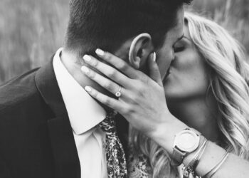 French kiss spreads 80 million germs - Strange but True