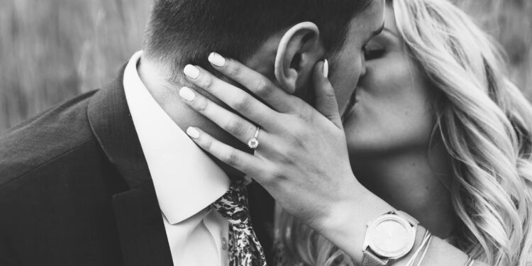 French kiss spreads 80 million germs - Strange but True